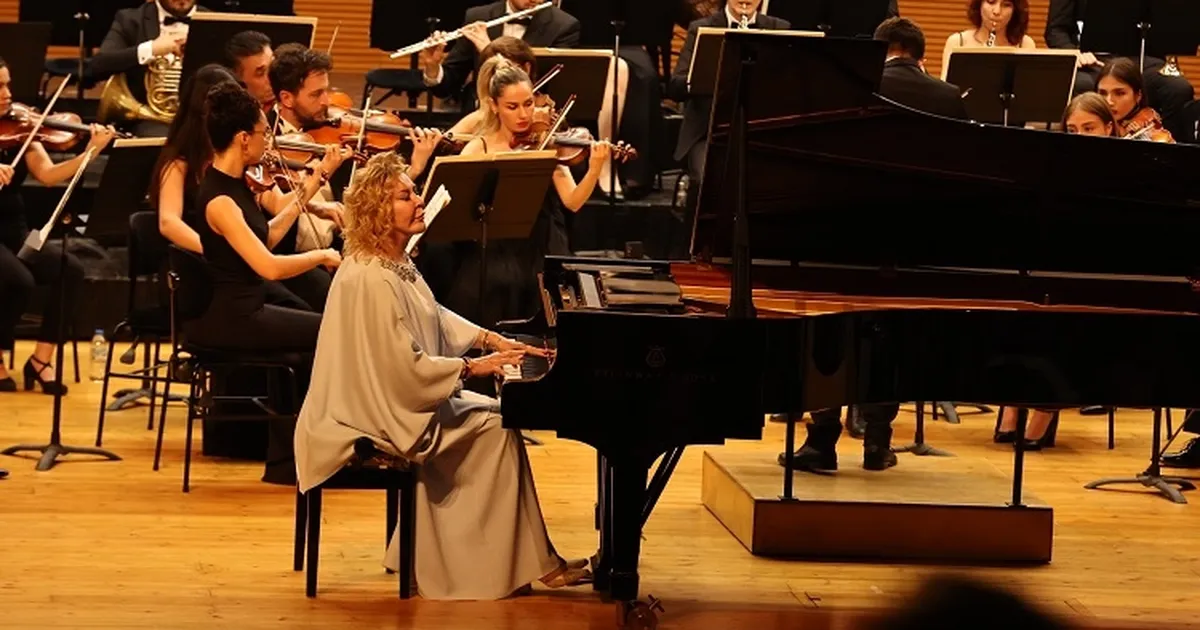 bursa-nilufer-senfoni-orkestrasi-ilk-konserinde-gulsin-onayi-agirladi-erSnBTWH.webp